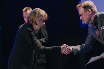 Mies ja nainen kättelevät.