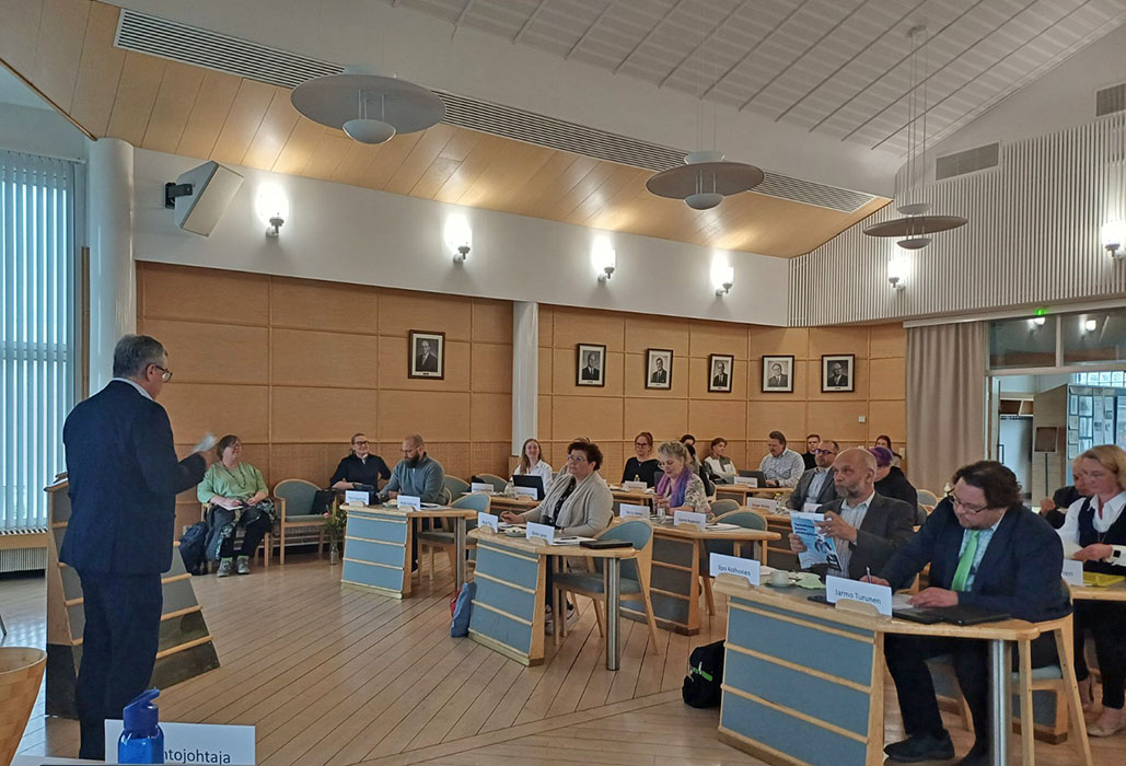 Taipalsaaren uusi kunnanvaltuusto kunnantalon Keulasalissa. Etualalla kunnanjohtaja Kari Kuuramaa.