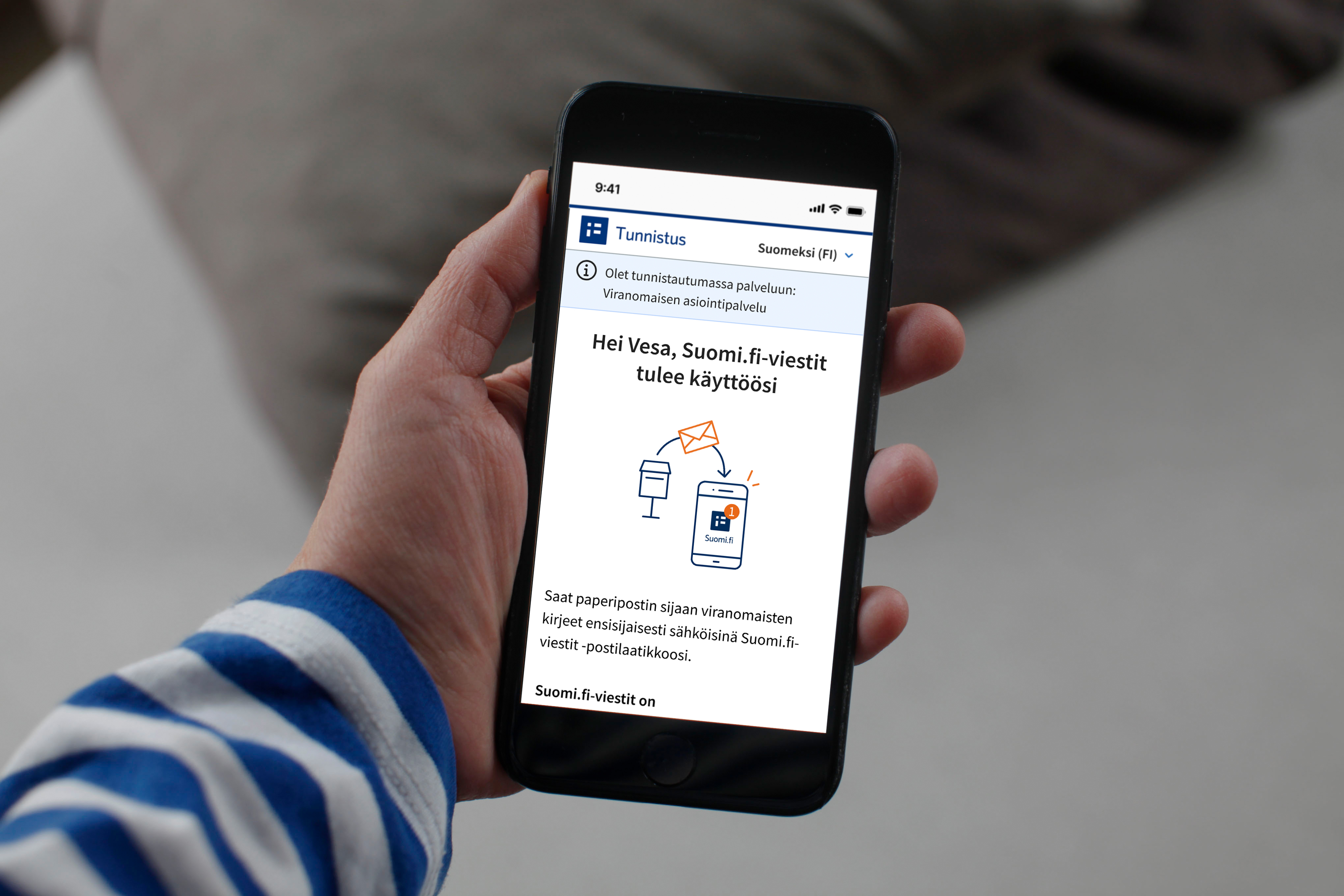 Ihmisen kädessä kännykkä, jonka ruudulla teksti: Hei Vesa, Suomi.fi-viestit tulee käyttöösi.