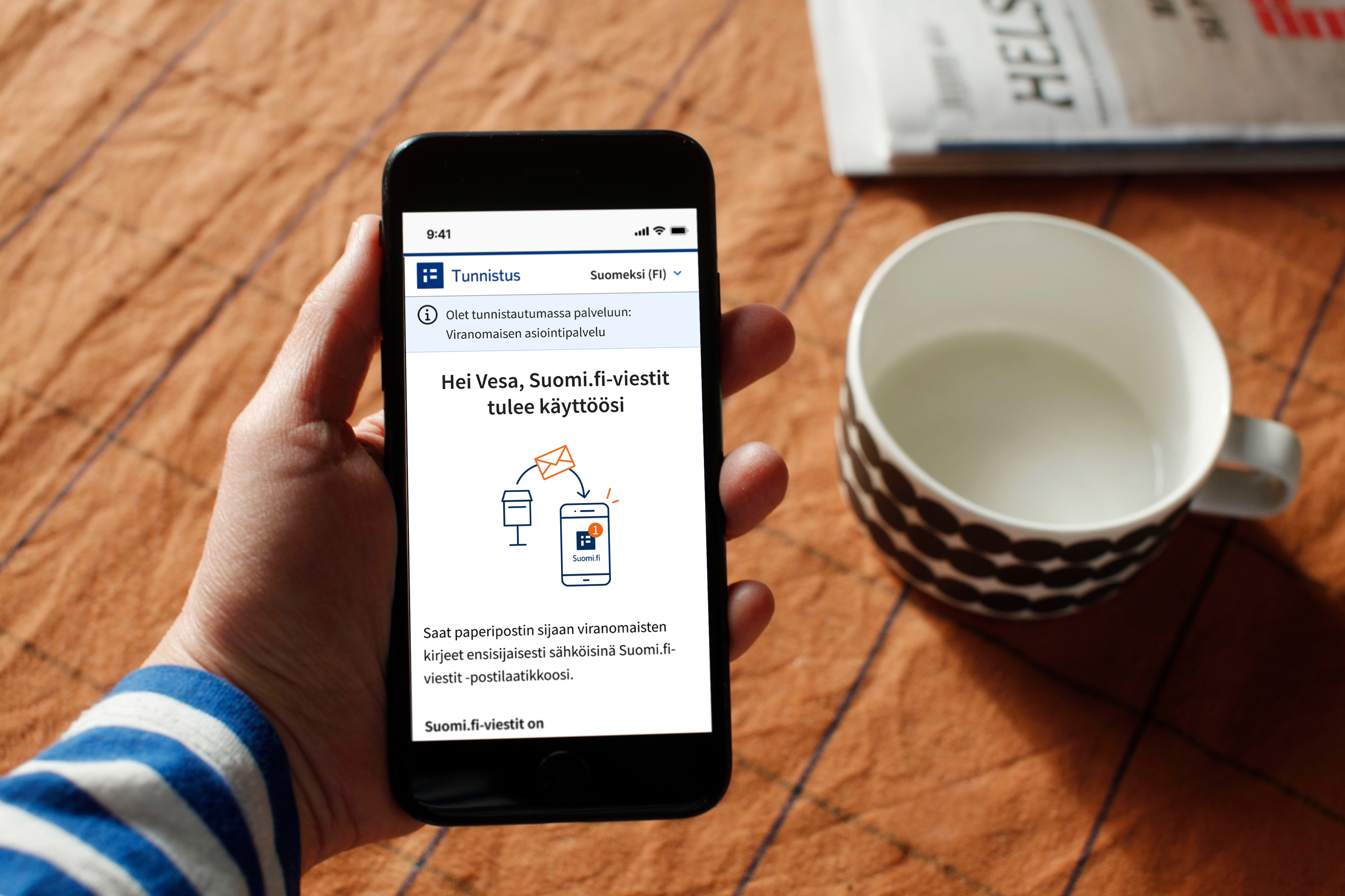 Puhelimen näytöllä teksti: Hei Vesa, SUomi.fi-viestit tulee käyttöösi. Saat paperipostin sijaan viranomaisten kirjeet ensisijaisesti sähköisinä Suomi.fi-viestit postilaatikkoosi.