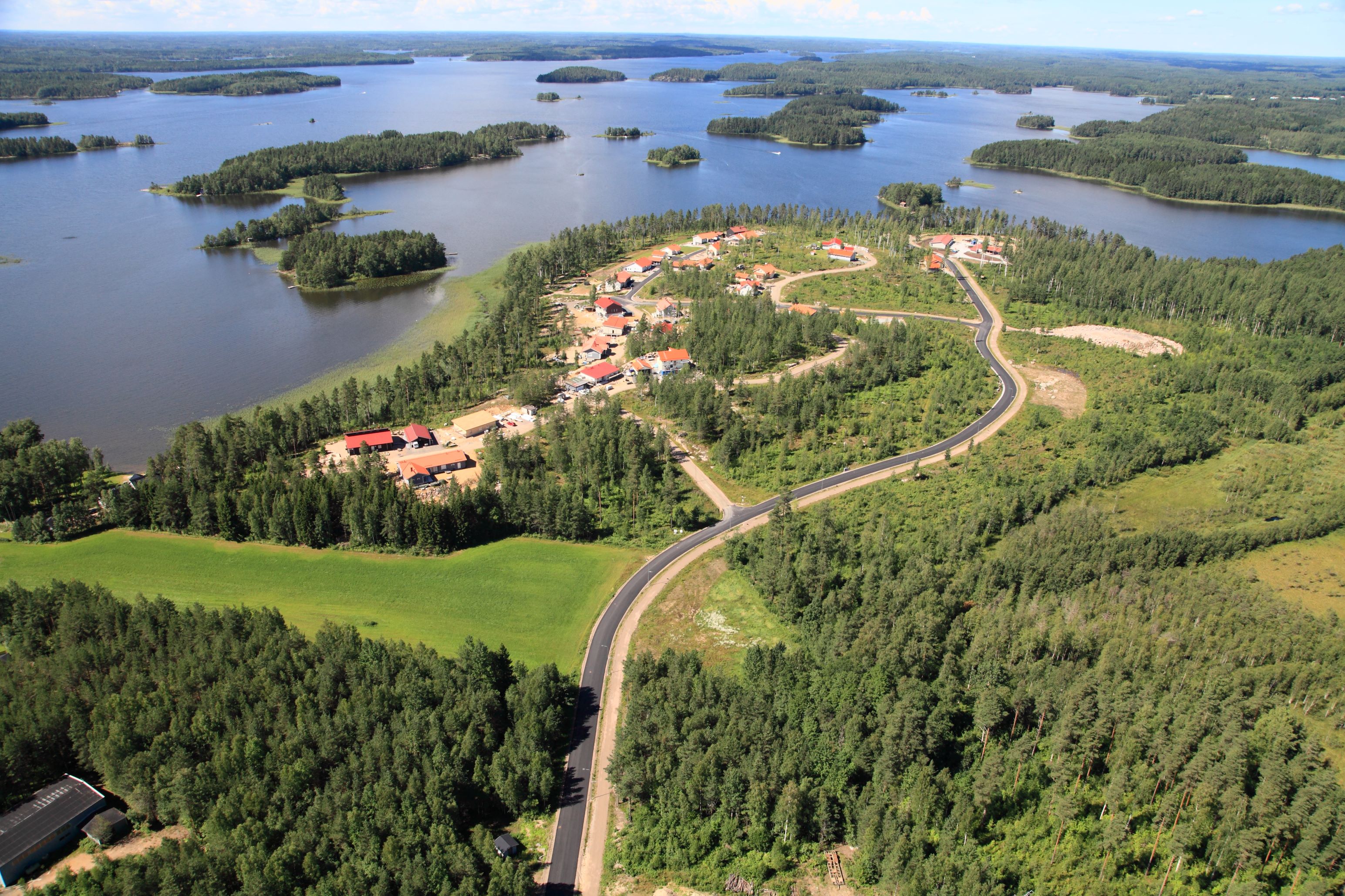 Taipalsaaren Pappilanniemen asuntoaluetta kuvattuna ilmasta käsin. Taustalla näkyy vettä, metsää ja saaristoa.