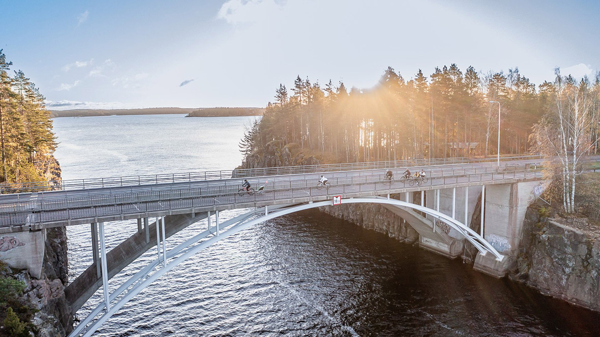 Silta, jossa pyöräilijöitä.