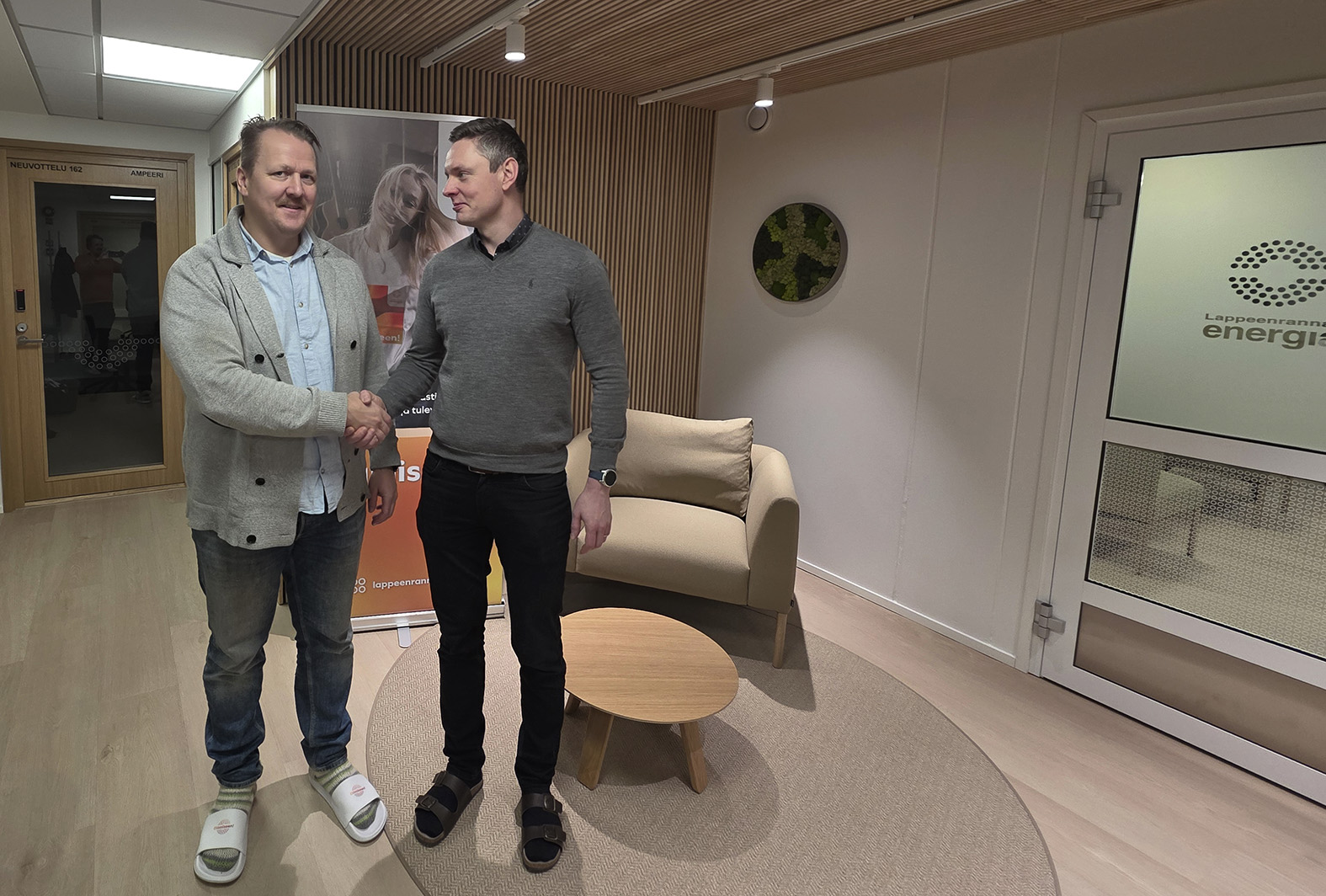 Kaksi miestä kättelee.