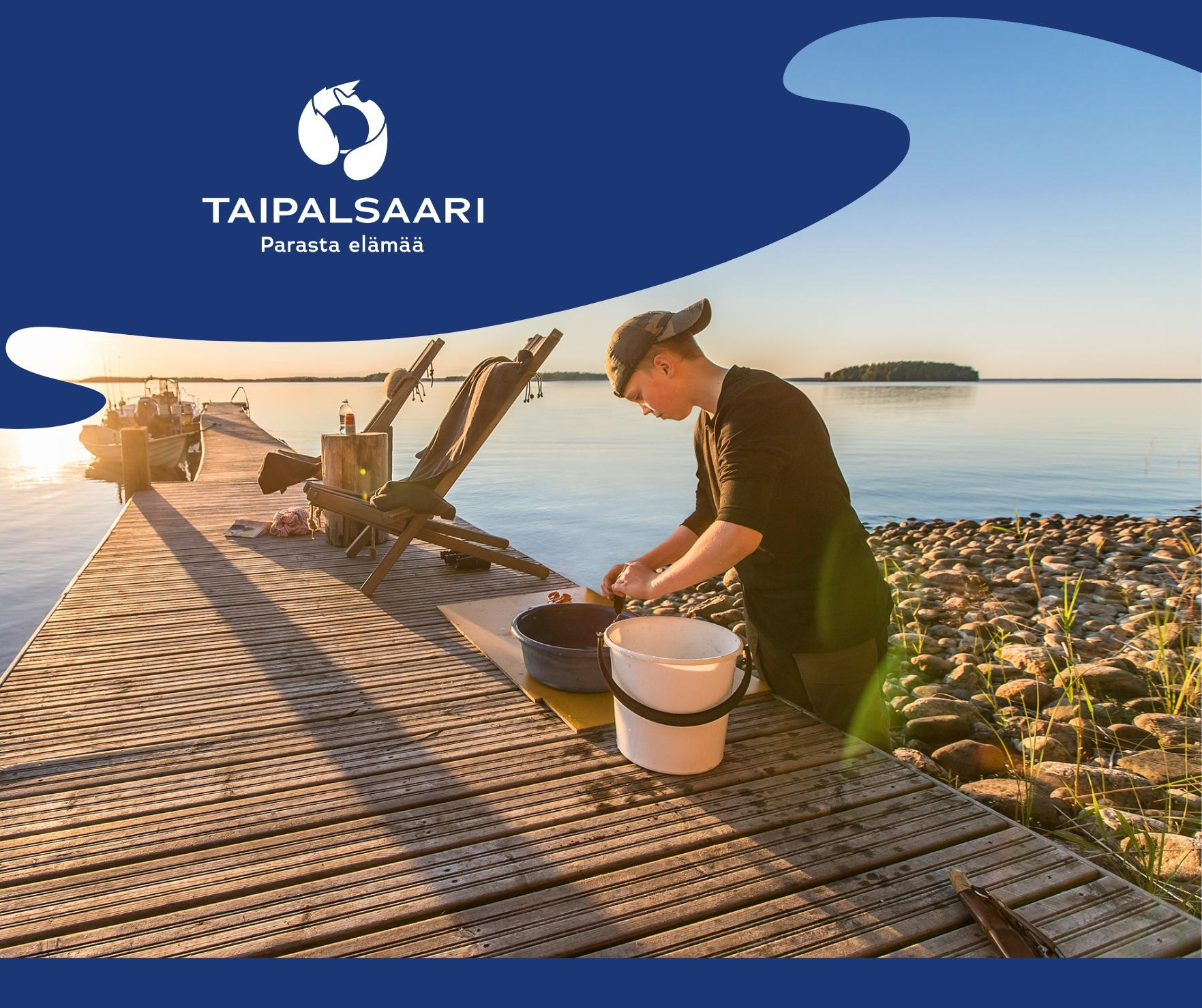 Poika laiturin vieressä. Taustalla auringon lasku. Ylhäällä Taipalsaari Parasta elämää logo.